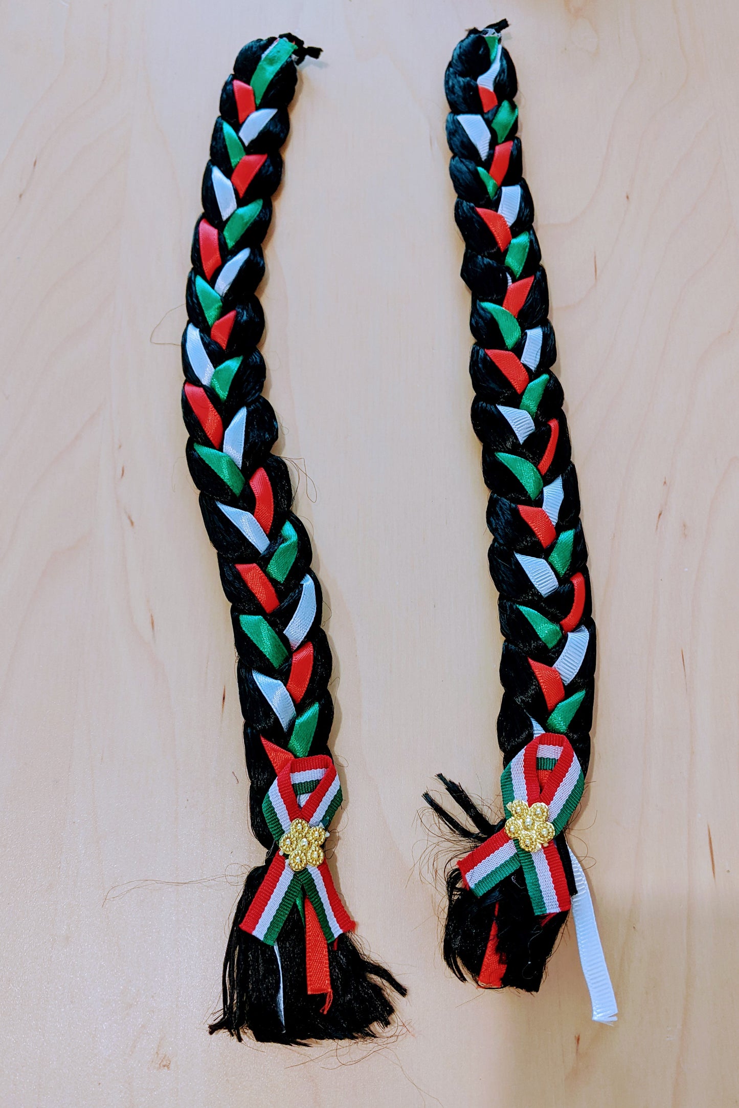 Hair braids/Trenzas largas con listón tricolor
